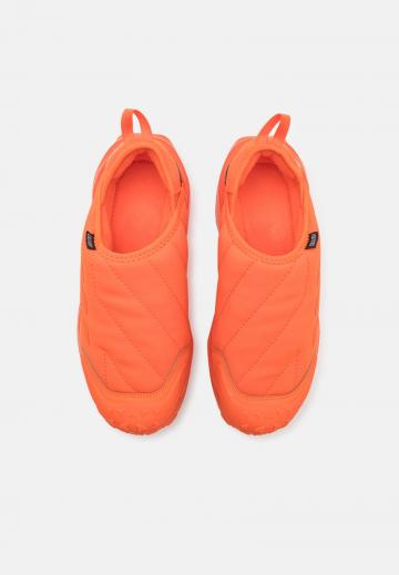 Походные кроссовки