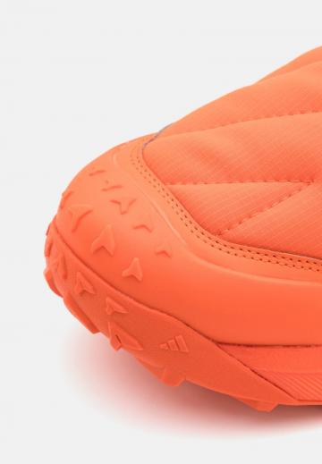 Походные кроссовки