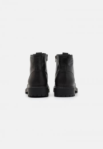 Ботинки на шнуровке