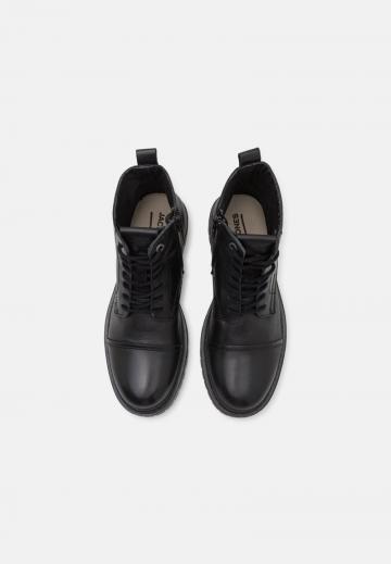 Ботинки на шнуровке