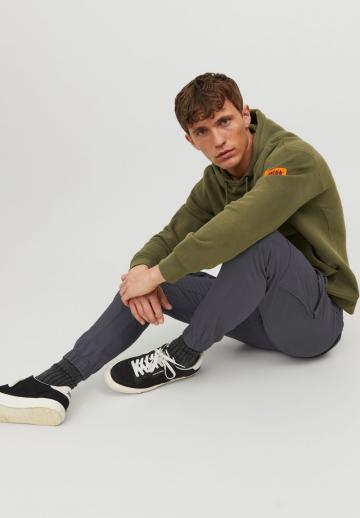 Брюки с накладными карманами