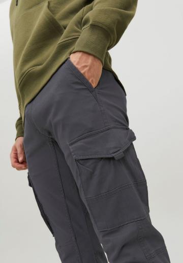 Брюки с накладными карманами