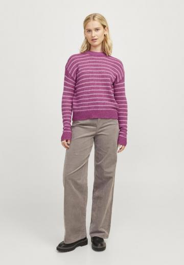 Пуловер в полоску