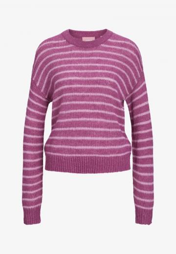 Пуловер в полоску