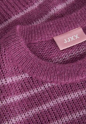 Пуловер в полоску