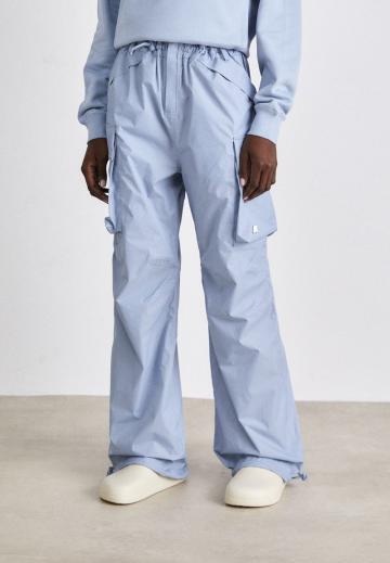 Брюки с накладными карманами