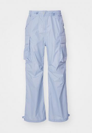 Брюки с накладными карманами