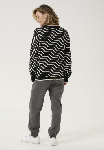 Пуловер в полоску