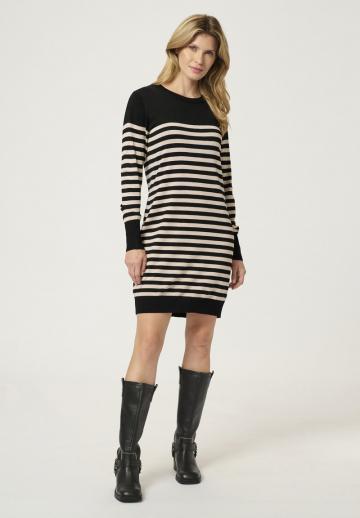 Вязаное платье