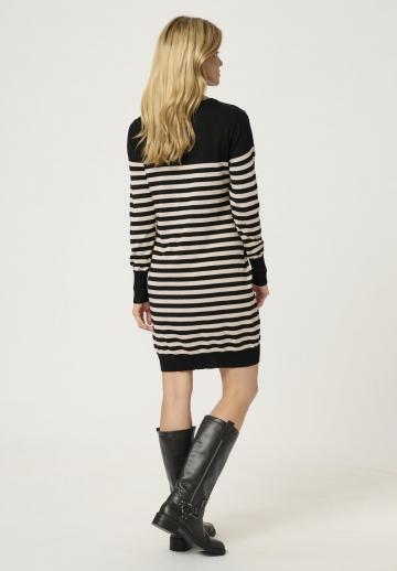 Вязаное платье