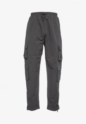 Брюки с накладными карманами