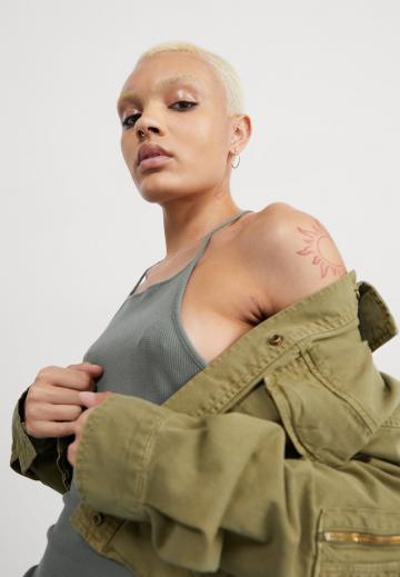 Куртка с накладнымит карманами