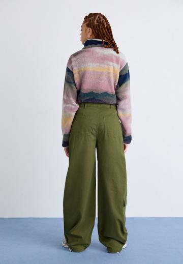 Брюки с накладными карманами