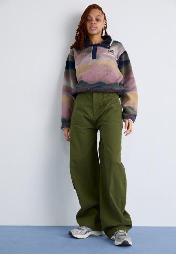 Брюки с накладными карманами