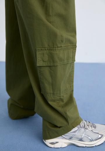 Брюки с накладными карманами