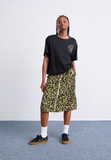 Юбка с накладными карманами