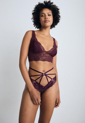 Трусы на бедрах