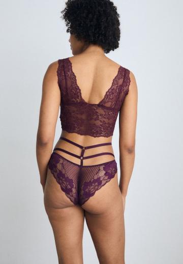 Трусы на бедрах