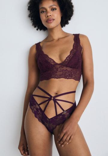 Трусы на бедрах