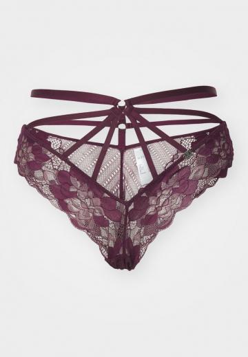 Трусы на бедрах