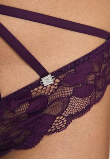 Трусы на бедрах