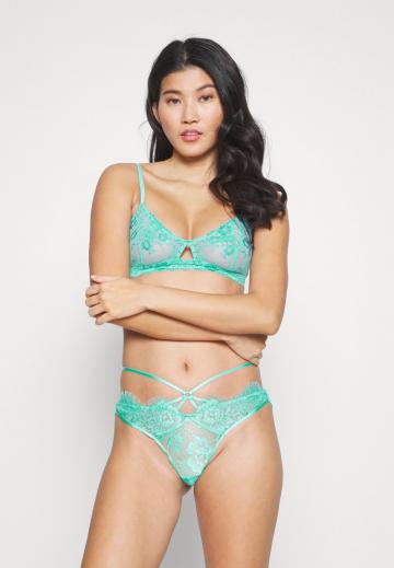 Трусы на бедрах