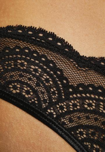 Трусы на бедрах