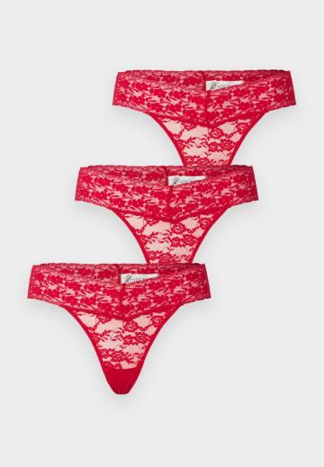 Трусы на бедрах