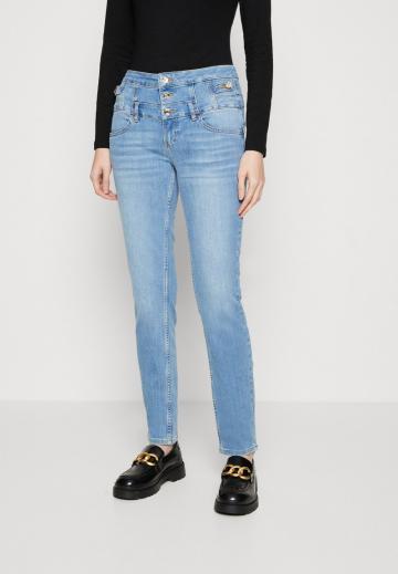 Узкие джинсы