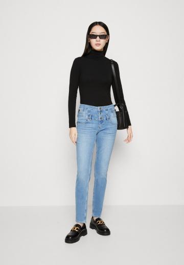 Узкие джинсы