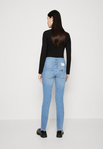 Узкие джинсы