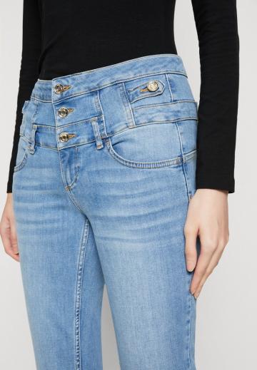 Узкие джинсы