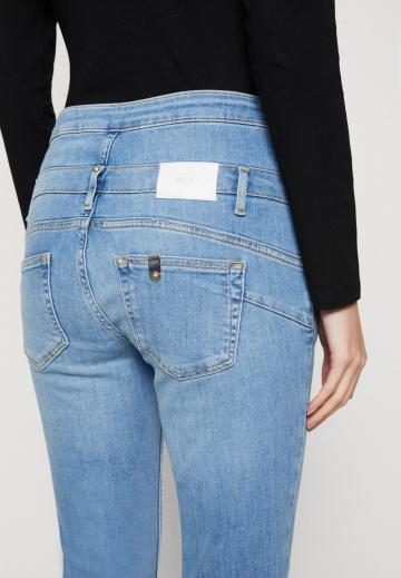 Узкие джинсы