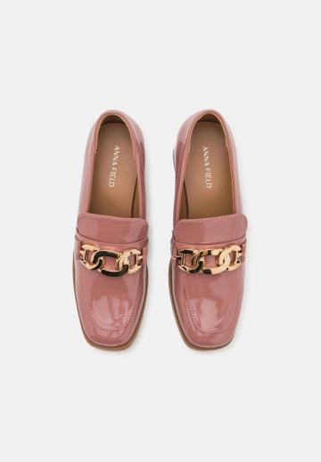 Туфли с высоким носом