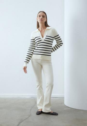 Пуловер с вырезом V