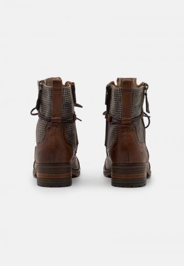 Ботинки на шнуровке