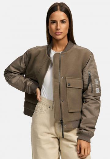 Куртка с накладнымит карманами