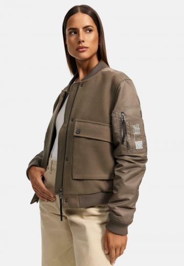 Куртка с накладнымит карманами