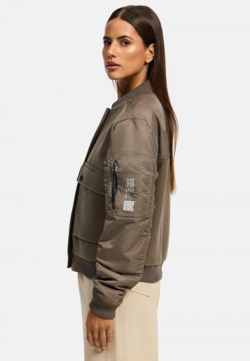 Куртка с накладнымит карманами