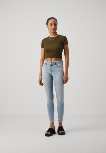 Узкие джинсы