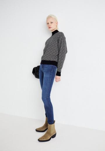 Узкие джинсы