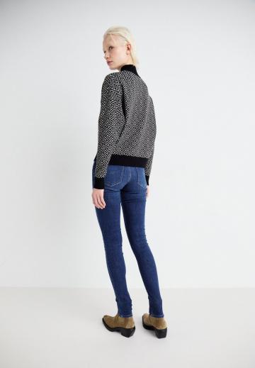 Узкие джинсы