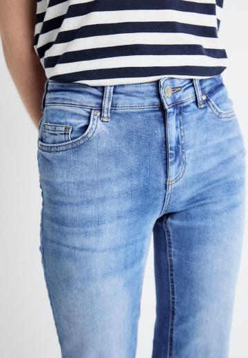 Прямые джинсы