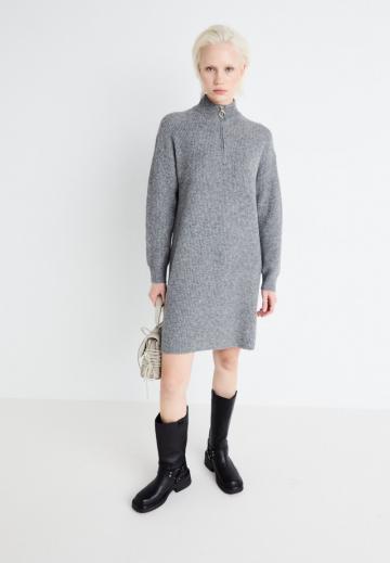 Вязаное платье