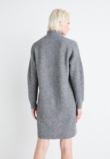 Вязаное платье