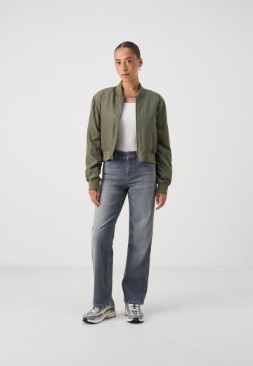 Прямые джинсы