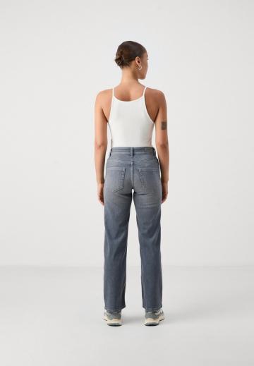 Прямые джинсы