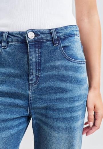 Прямые джинсы