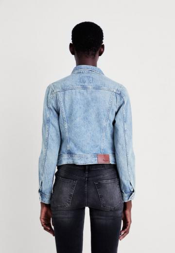 Джинсовая куртка
