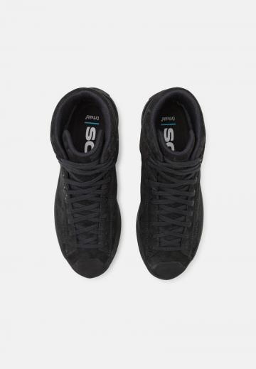 Походные кроссовки